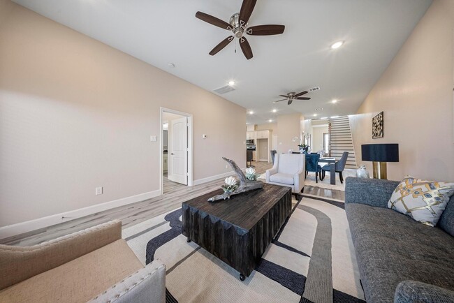 Building Photo - 2015 Olivos St