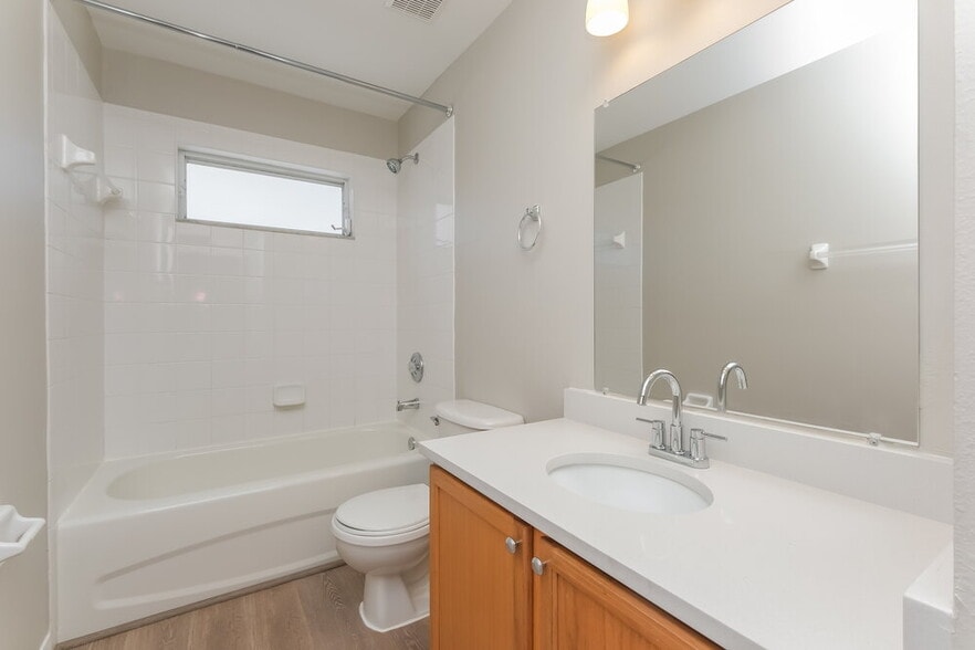 Building Photo - 12812 Longcrest Dr