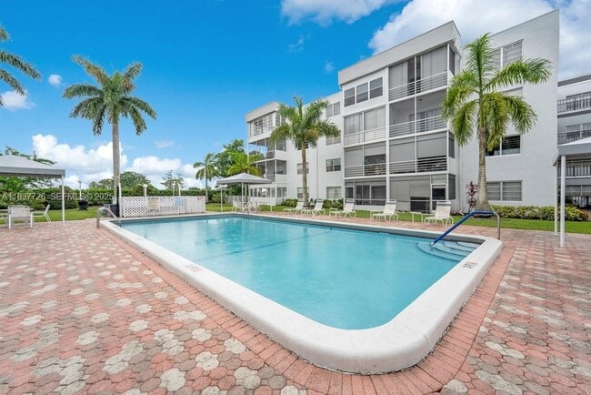 Building Photo - 2998 Sunrise Lakes Dr E