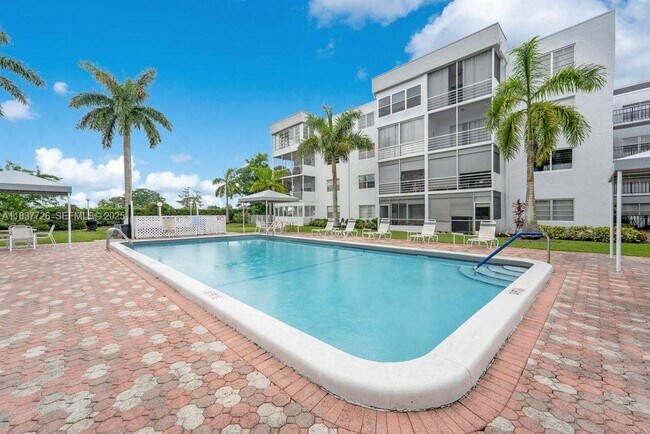 Building Photo - 2998 Sunrise Lakes Dr W