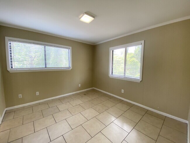 Building Photo - Two Bedroom Condo Located close to Everything Hilton Head Island has to Offer!