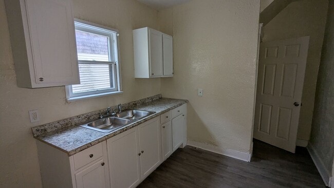 Building Photo - Welcome to this charming 3-bedroom, 1-bathroom home located in the heart of Akron