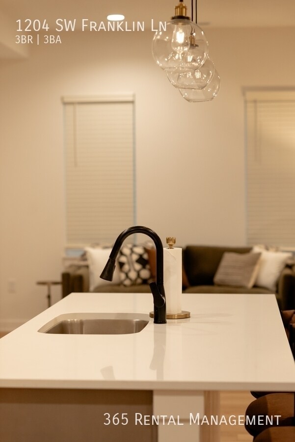 Building Photo - 1204 SW Franklin Dr