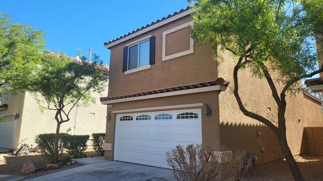 Building Photo - Beautiful 2 Story Home