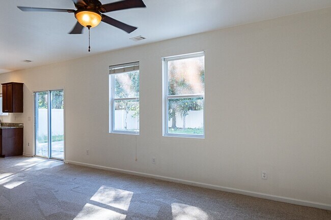 Building Photo - Four Bedroom in Shadow Moss