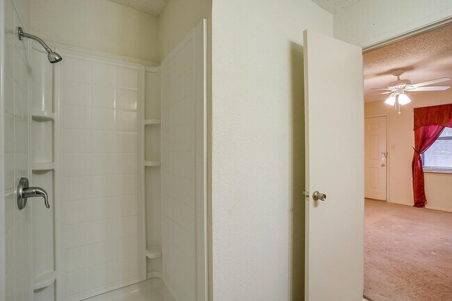 Building Photo - One Side of Very Nice Duplex West Granbury- 2 Bed, 2 Bath- 76049