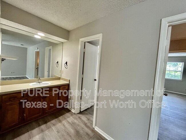 Building Photo - 2415 Oak Manor