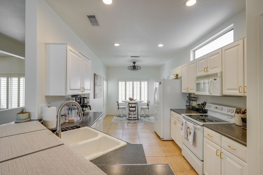 Building Photo - 16426 W Boulder Vista Dr