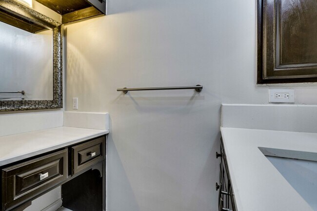 Building Photo - OVERLOOK WEST CAMPUS - LUXURIOUS - 1BD/1BA - RESERVED PARKING - W/D - WATER PAID