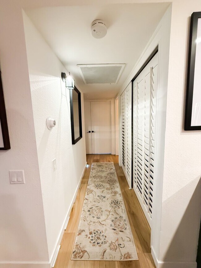 Building Photo - Charming Lake Forest Condo Ready for You! ...
