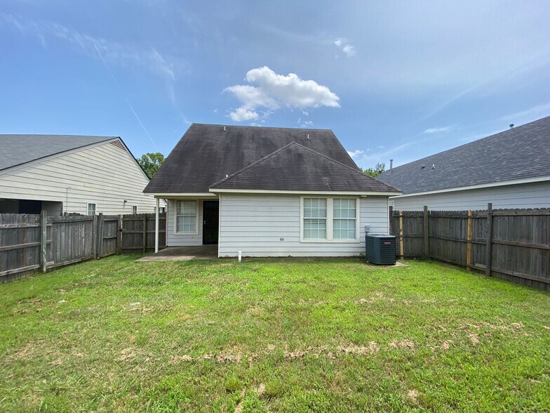 Building Photo - 4832 Royal Run Dr