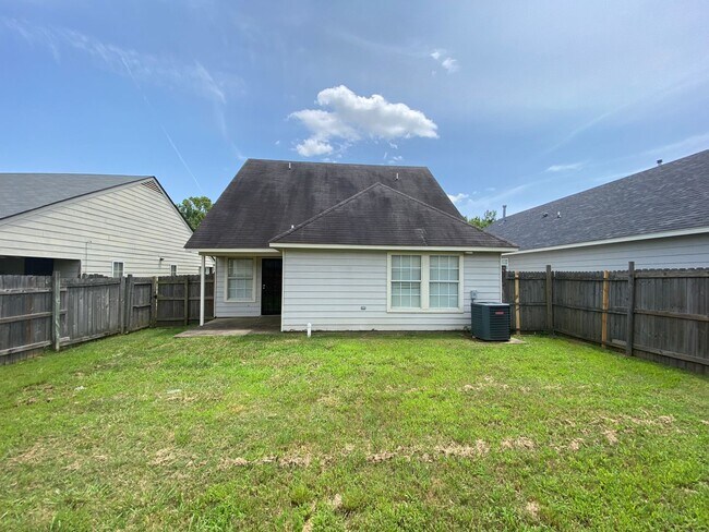 Building Photo - 4832 Royal Run Dr