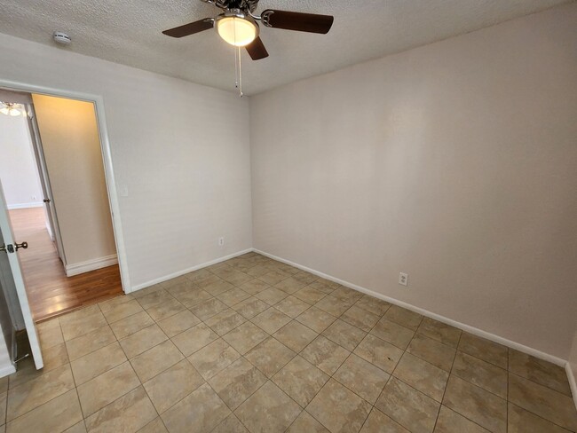 Building Photo - Beautiful  3 bedroom,2 bath,2 car garage h...