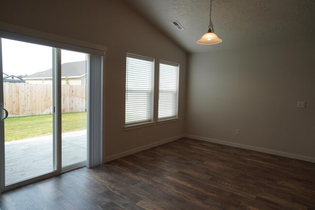 Building Photo - 1701 W Crystal Falls Ave