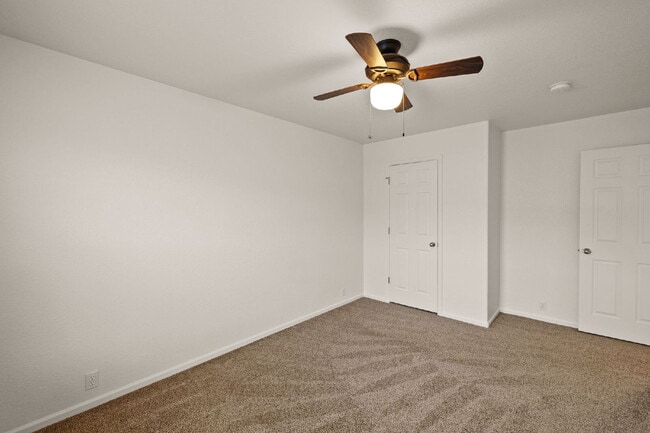 Building Photo - Well maintained pet friendly townhome, close to downtown.