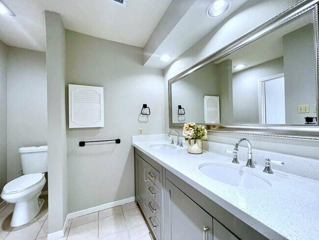Building Photo - 9242 Westwood Village Dr