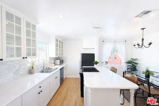 Building Photo - 1033 20th St