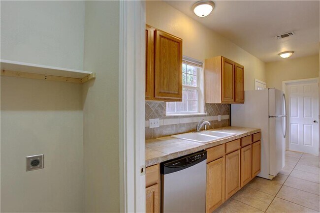 Building Photo - 1105 Cuernavaca Dr N