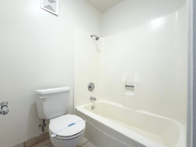 Building Photo - Lower Level Condo in Gated Arbor Hill!