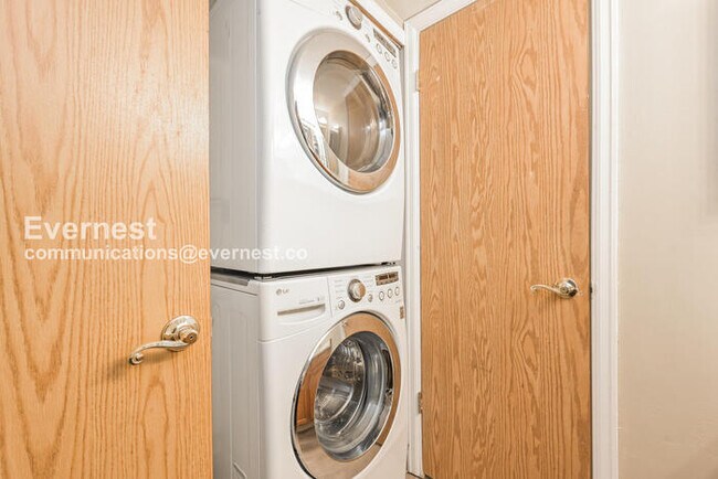 Building Photo - 1 Bed, 1 Bath Condo with Off-Street Parking / Available Soon!