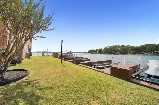Building Photo - Welcome to your lakeside sanctuary in the gated Lake Pointe condominium community on Lake Conroe....
