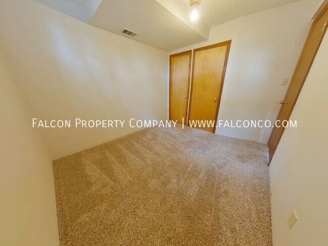 Building Photo - 985 Pulpit Rock Cir S