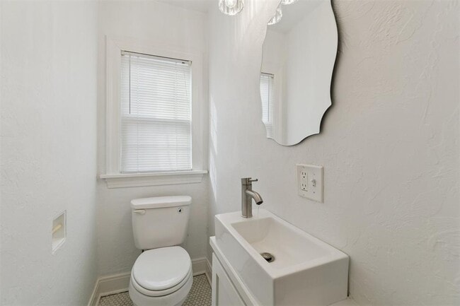 Building Photo - 1905 N Brauer Ave