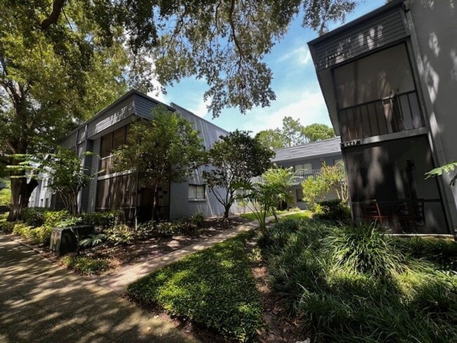 Building Photo - MOVE IN NOW!! 2ND FLOOR CORNER 2x2 UNIT WITH SCREENED IN PORCH!