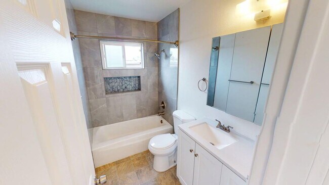 Building Photo - Large 2BD/1BA Upstairs Unit