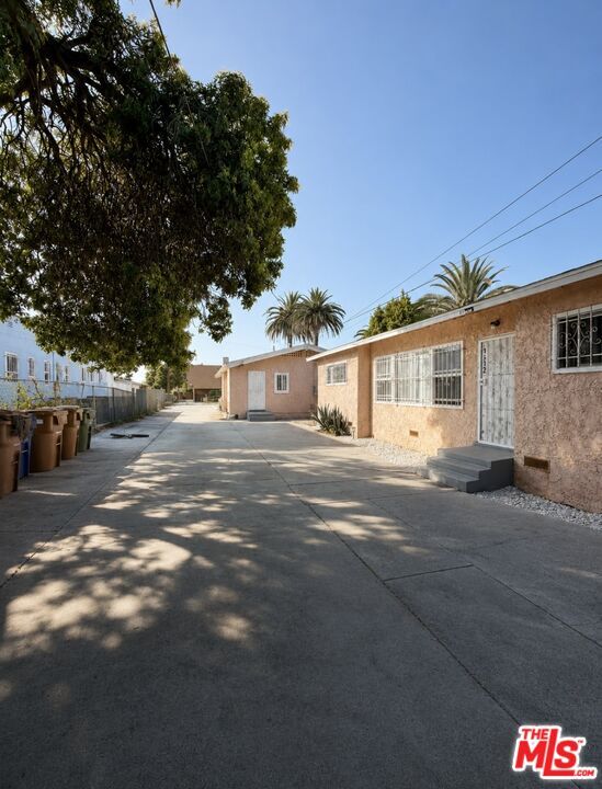 Building Photo - 1512 W 103rd St