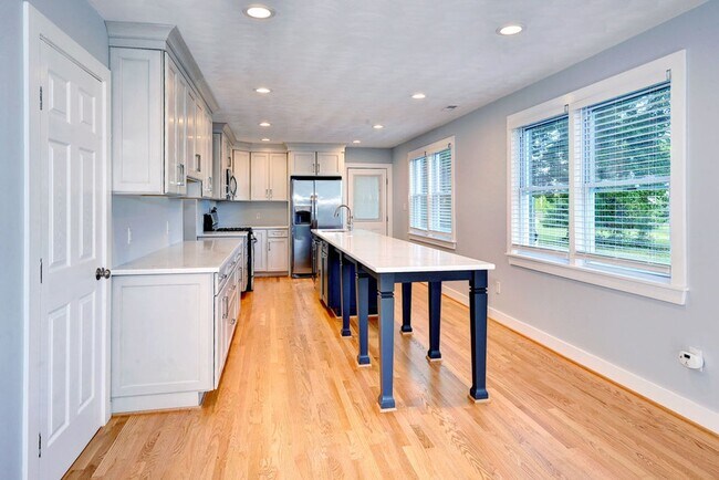 Building Photo - New Waterfront Home