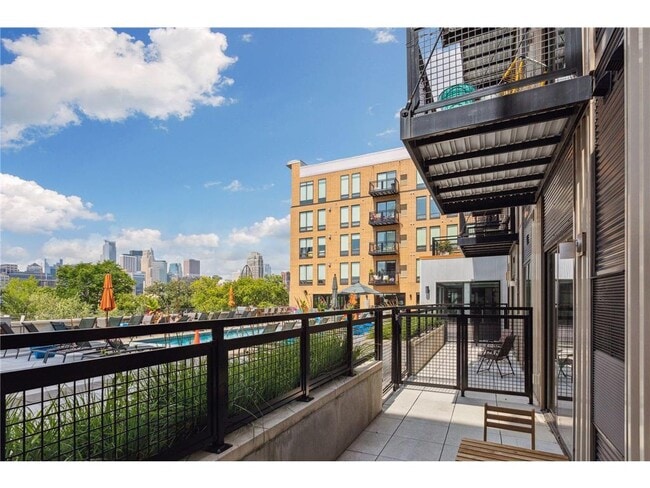 Building Photo - 401 SE Main St