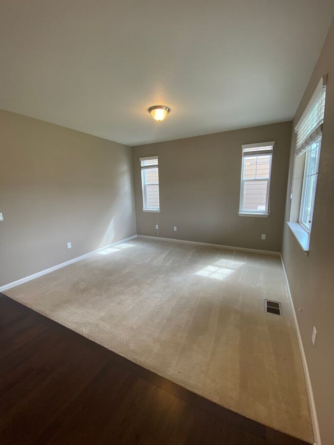 Building Photo - Lovely 4 Bedroom/3 Bathroom Erie Home - Available June!!