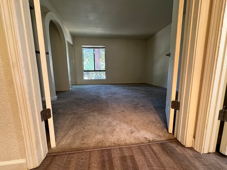 Building Photo - 2422 Larkspur Ln