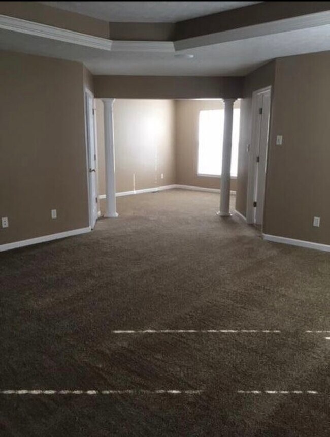 Building Photo - 5573 Woodmansee Way