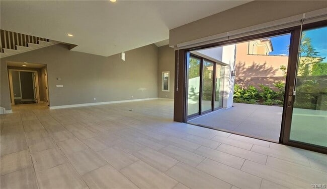 Building Photo - 145 Winnett