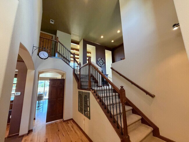 Building Photo - Luxury Furnished Executive Home with Entertainers Basement, Trex Deck & 3-Car Garage