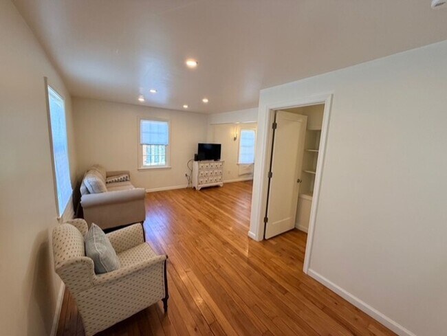 Building Photo - House on Centre Lane!