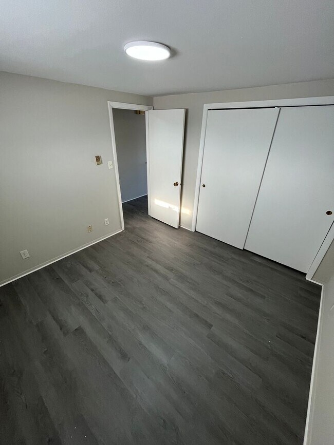 Building Photo - 104-110 Maple Lane