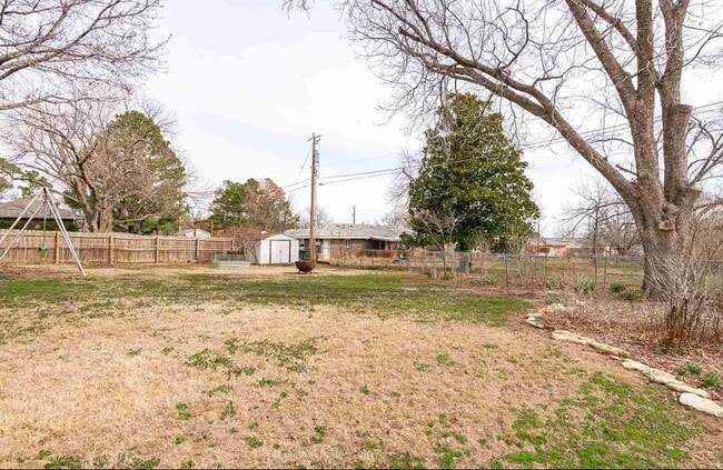 Building Photo - 1001 N Skyline St