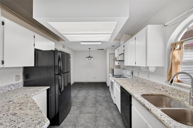 Building Photo - 5883 Darren Ct