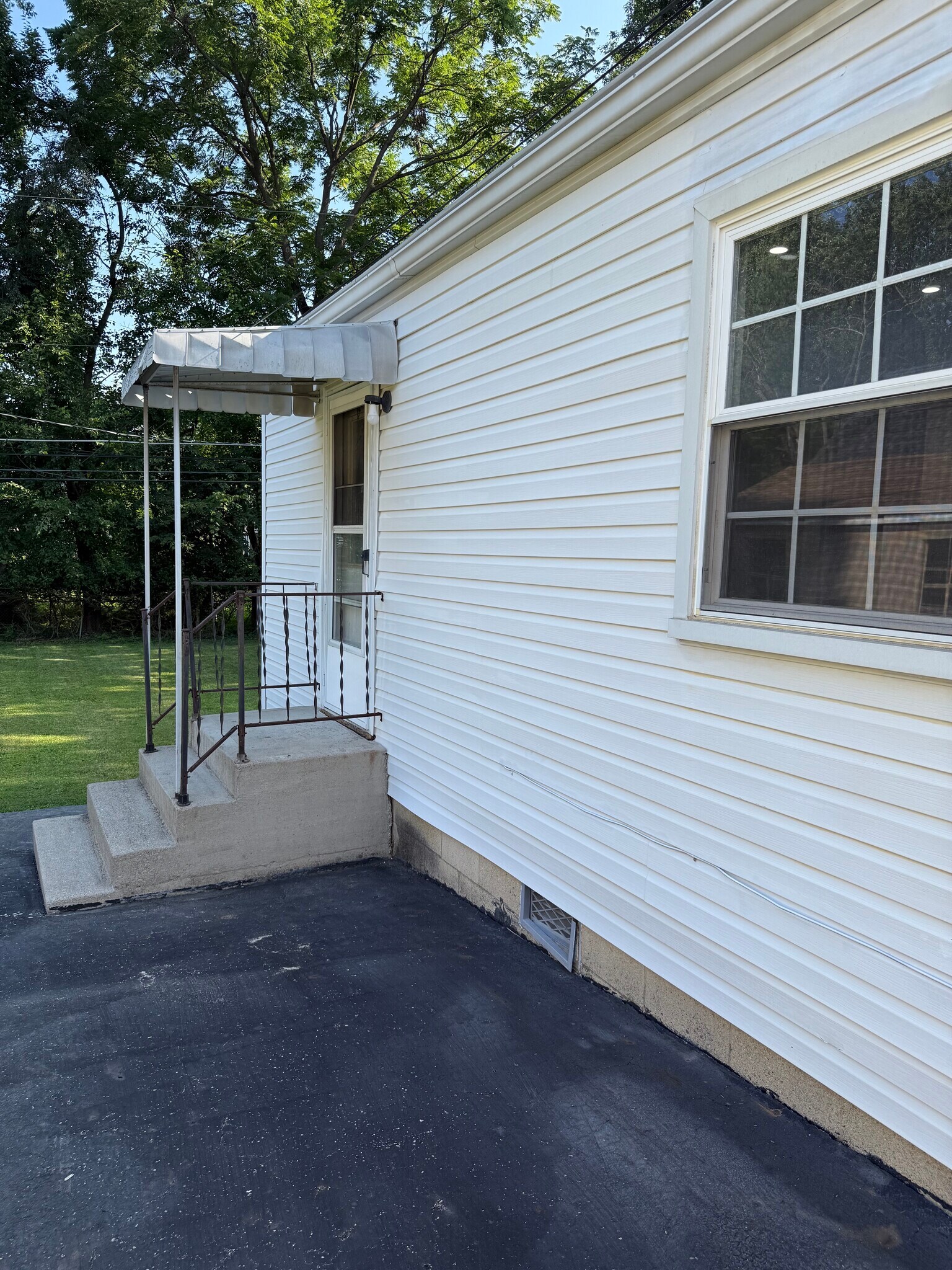 Side entrance for easy access to kitchen - 334 Chase Rd