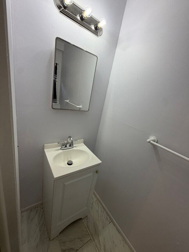 Building Photo - 536 Skylark Dr