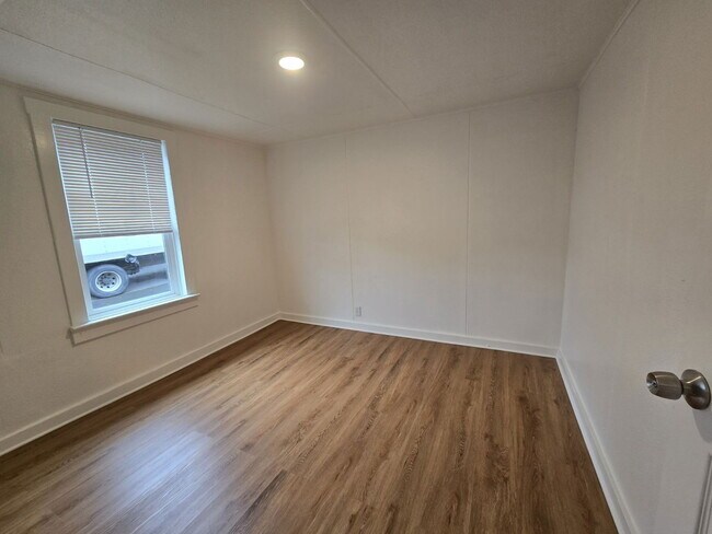 Building Photo - 173 E Everett Ave