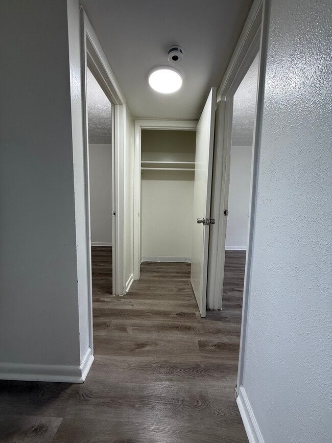 Building Photo - 905 E Thomas St