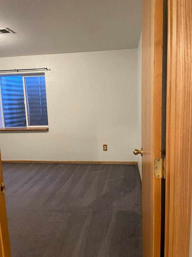 Building Photo - Spacious 4-Bedroom / 3-Bath Single Family Home in Windsor!