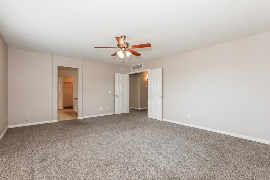 Building Photo - 1836 E Silversmith Trail