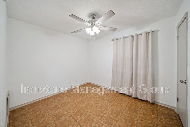 Building Photo - 13515 S Fern St