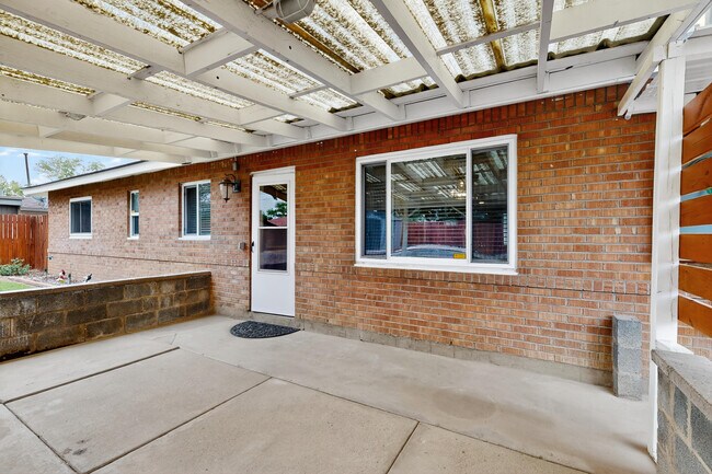 Building Photo - 2020 Hendola Dr NE