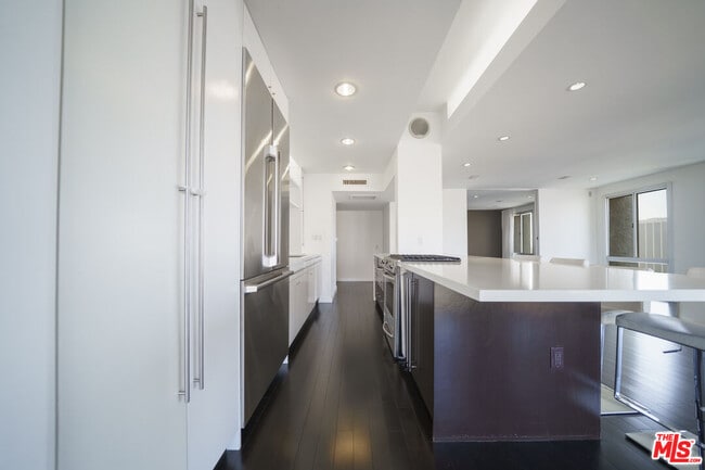 Building Photo - 800 W 1st St